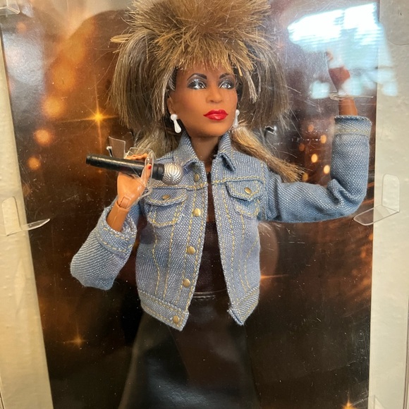 Barbie Signature Tina Turner Doll - Picture 9 of 9